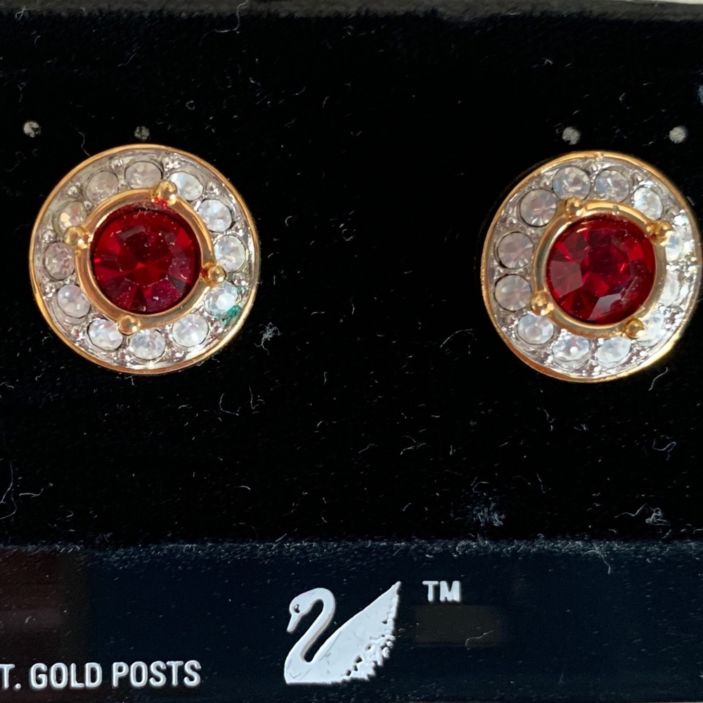 Swarovski earnings with round red stone